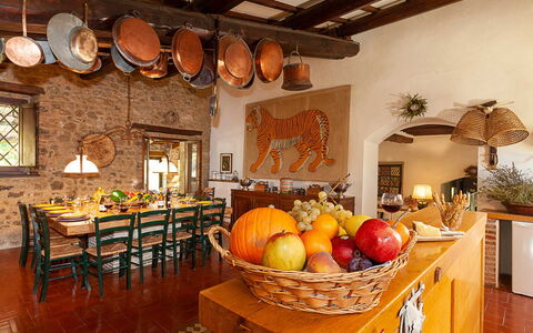 Artemisia: Mueble, Diseño De Interiores, Mesa, Madera, Cocina Y Comedor Mesa, Techo, Silla, Encendiendo, Habitación, Comedor