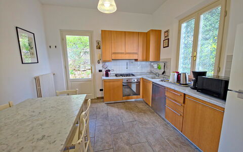 Villa Il Giardino: Piso, Mostrador, Cocina, Madera, Suelo, Diseño De Interiores, Mueble, Aparato De Cocina, Electrodoméstico, Gabinetes