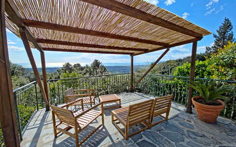 Villa Il Giardino: Madera, Porche, Madera Dura, Sombra, Manchas De Madera, Eco Hotel, Cubierta, Balcón, Estructura Al Aire Libre, Silla