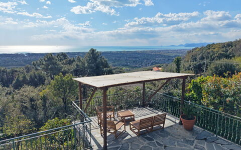 Villa Il Giardino: Mueble, Mueble Para Exteriores, Cerca, Hierro, Silla, Balcón, Cubierta, Sombra, Mesa Al Aire Libre, Pretil