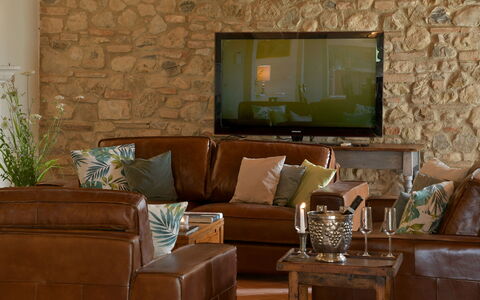 Villa Il Noccioleto: Mueble, Sofá, Diseño De Interiores, Sala, Madera, Piso, Suelo, Mesa, Habitación, Encendiendo