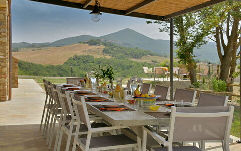 Villa Il Noccioleto: Mueble, Mesa, Mueble Para Exteriores, Madera, Silla, Cocina Y Comedor Mesa, Mesa Al Aire Libre, Restaurante, Patio, Comedor