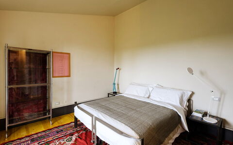 Villa Dedalo: Mueble, Piso, Diseño De Interiores, Suelo, Pared, Madera, Habitación, Cama, Sábana, Encendiendo