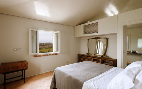 Villa Dedalo: Cama, Habitación, Pared, Diseño De Interiores, Mueble, Madera, Sábana, Techo, Lecho, Suelo