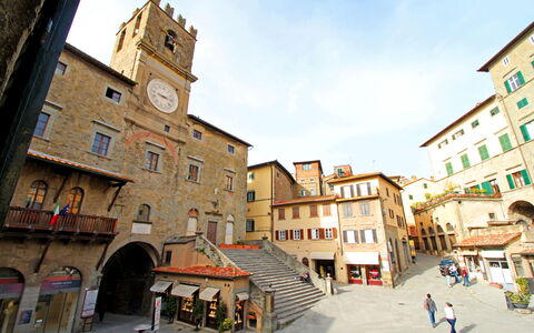 La Casa sulla Piazza: Ventana, Ciudad, By, Plaza De La Ciudad, Plaza, Reloj