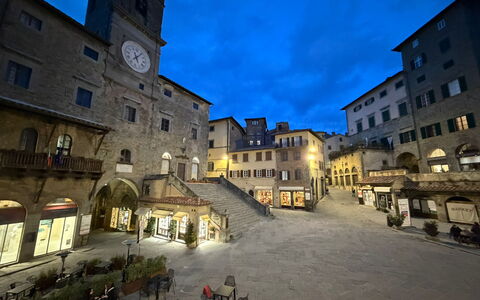 La Casa sulla Piazza: Edificio, Ciudad, Pared, Ventana, By, Área Urbana, Fachada, Casa, Espacio Publico, Barrio