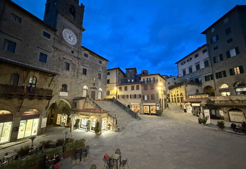 La Casa sulla Piazza: Edificio, Ciudad, Pared, Ventana, By, Área Urbana, Fachada, Casa, Espacio Publico, Barrio