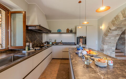 Casale Nido: Cocina, Mostrador, Diseño De Interiores, Piso, Madera, Techo, Aparato De Cocina, Encendiendo, Mueble, Gabinetes