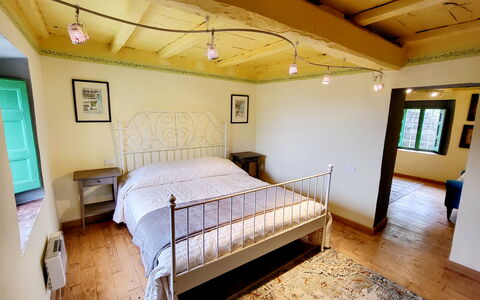 La Casa degli Artisti, Jacuzzi, Marliana: Cama, Diseño De Interiores, Habitación, Mueble, Suelo, Pared, Piso, Lecho, Sábana, Madera