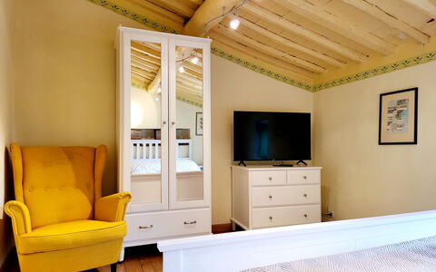 La Casa degli Artisti, Jacuzzi, Marliana: Mueble, Diseño De Interiores, Pared, Suelo, Piso, Madera, Habitación, Techo, Cama, Habitación