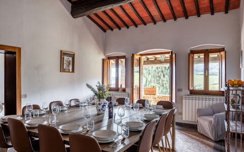 Podere le Lune with Pool, San Gimignano: Mueble, Diseño De Interiores, Mesa, Silla, Casa, Habitación, Techo, Cocina Y Comedor Mesa, Comedor, Manchas De Madera