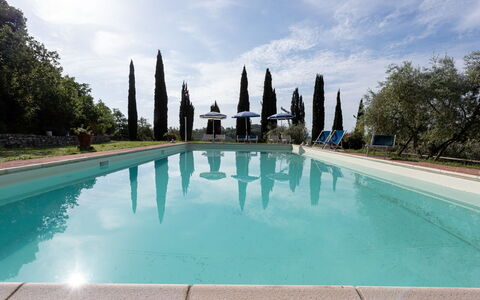 Podere le Lune with Pool, San Gimignano: Azul, Piscina, Recurso, Paisajismo, Hacienda, Fuente De Agua, Eco Hotel, Mueble Para Exteriores, Villa