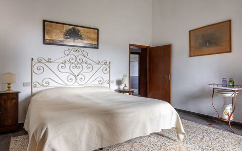 Podere le Lune with Pool, San Gimignano: Pared, Piso, Habitación, Suelo, Diseño De Interiores, Cama, Mueble, Lecho, Sábana, Techo