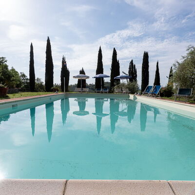 Podere le Lune with Pool, San Gimignano: Azul, Piscina, Recurso, Paisajismo, Hacienda, Fuente De Agua, Eco Hotel, Mueble Para Exteriores, Villa