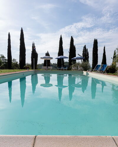 Podere le Lune with Pool, San Gimignano: Azul, Piscina, Recurso, Paisajismo, Hacienda, Fuente De Agua, Eco Hotel, Mueble Para Exteriores, Villa