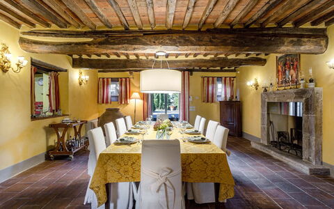 Splendida: Mueble, Diseño De Interiores, Pared, Mesa, Piso, Techo, Habitación, Silla, Encendiendo, Comedor