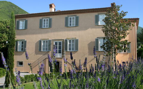Splendida: Fachada, Casa, Asentamientos Humanos, Puerta, Inmuebles, Jardín, Ventana De Guillotina, Yarda, Villa, Casa De Campo
