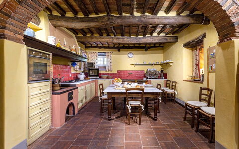 Splendida: Mueble, Diseño De Interiores, Piso, Pared, Madera, Suelo, Techo, Cocina, Mesa, Habitación