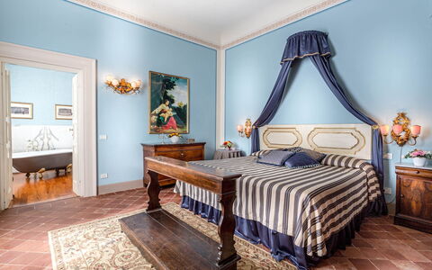 Splendida: Mueble, Diseño De Interiores, Cama, Habitación, Pared, Piso, Madera, Suelo, Sábana, Lecho