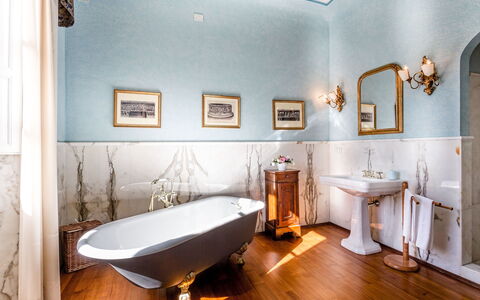 Splendida: Diseño De Interiores, Piso, Arreglo De Tubería, Encendiendo, Baño, Suelo, Plomería, Grifo, Lámpara, Bañera