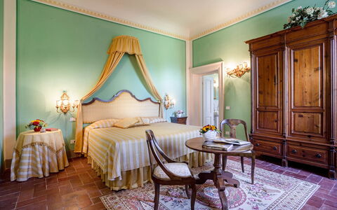 Splendida: Mueble, Diseño De Interiores, Pared, Habitación, Cama, Piso, Textil, Suelo, Mesa, Sábana