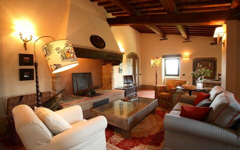 Mattei Villa: Mueble, Diseño De Interiores, Pared, Piso, Habitación, Techo, Sofá, Suelo, Silla, Sala