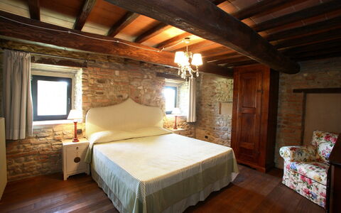 Mattei Villa: Mueble, Pared, Diseño De Interiores, Habitación, Cama, Techo, Madera, Habitación, Sábana, Piso