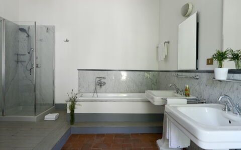 Fattoria: Piso, Lavabo Del Baño, Arreglo De Tubería, Diseño De Interiores, Lavabo, Suelo, Grifo, Baño, Plomería, Espejo