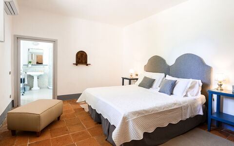 Fattoria: Mueble, Cama, Diseño De Interiores, Habitación, Pared, Lecho, Sábana, Piso, Suelo, Madera