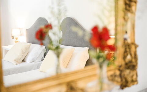 Fattoria: Diseño De Interiores, Mueble, Encendiendo, Habitación, Habitación, Almohada, Maceta, Linos, Planta De Casa, Arrojar La Almohada