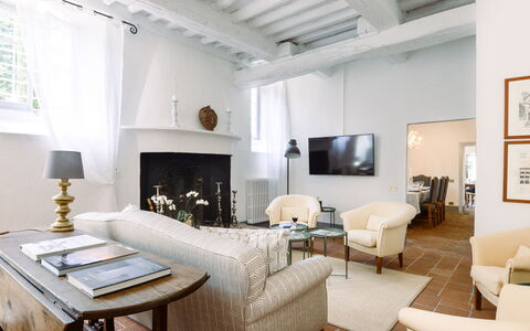 Fattoria: Mueble, Diseño De Interiores, Pared, Sofá, Piso, Sala, Techo, Madera, Suelo, Habitación