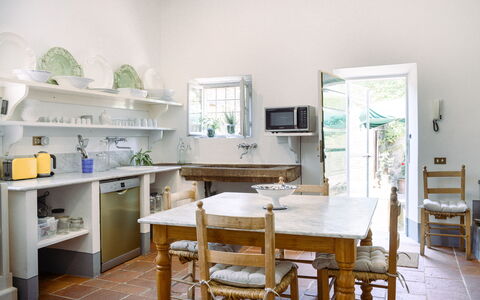 Fattoria: Mueble, Diseño De Interiores, Piso, Cocina, Casa, Mesa, Mostrador, Habitación, Silla, Suelo