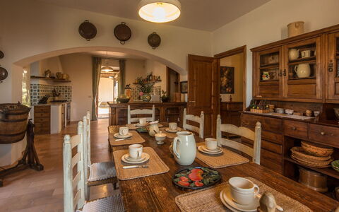 Molinazzo: Mueble, Diseño De Interiores, Madera, Piso, Mesa, Cocina Y Comedor Mesa, Comedor, Estante, Silla, Gabinetes