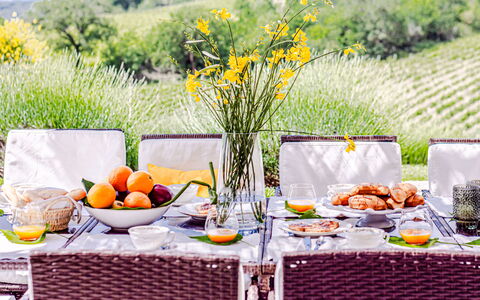 Chateau la Siroque: Vajilla, Mueble, Mesa, Drinkware, Manteles, Utensilios Para Servir, Comida, Stemware, Copa De Vino