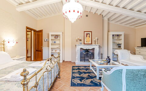 Chateau la Siroque: Mueble, Diseño De Interiores, Piso, Suelo, Techo, Encendiendo, Habitación, Habitación, Cama, Casa