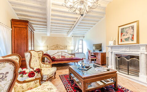 Chateau la Siroque: Mueble, Diseño De Interiores, Sofá, Piso, Techo, Suelo, Habitación, Sala, Encendiendo, Casa