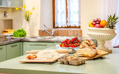 Chateau la Siroque: Vajilla, Fruta, Mueble, Comida, Diseño De Interiores, Cocina, Mostrador, Mesa, Encendiendo, Aparato De Cocina