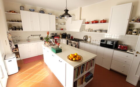 Villa El Olivar: Cocina, Gabinetes, Aparato De Cocina, Mostrador, Diseño De Interiores, Mueble, Piso, Electrodoméstico, Madera, Estante