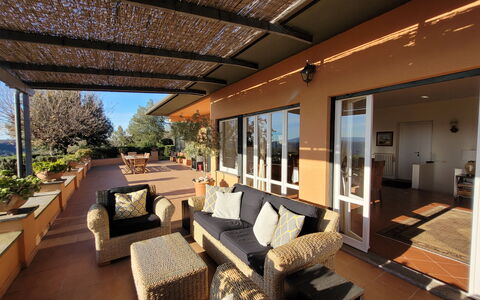 Villa El Olivar: Mueble, Silla, Sombra, Mueble Para Exteriores, Casa, Porche, Balcón, Sofá, Eco Hotel, Manchas De Madera