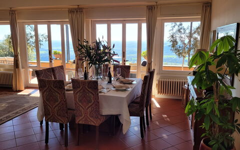 Villa El Olivar: Mueble, Mesa, Diseño De Interiores, Silla, Cocina Y Comedor Mesa, Encendiendo, Piso, Suelo, Habitación, Comedor