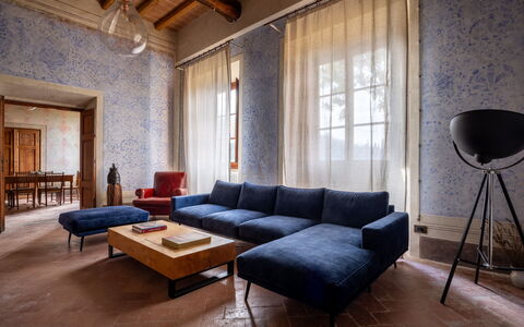 Villa Il Casalino, Florentine Hills with Pool: Mueble, Diseño De Interiores, Piso, Suelo, Madera, Sofá, Mesa, Techo, Encendiendo, Sala