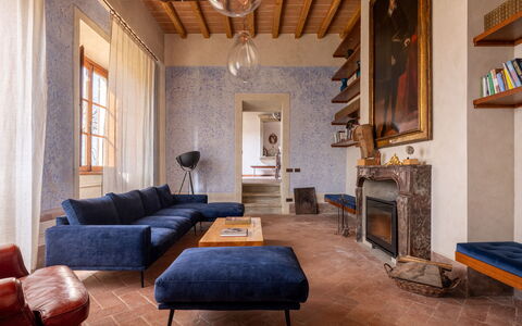 Villa Il Casalino, Florentine Hills with Pool: Mueble, Diseño De Interiores, Piso, Pared, Suelo, Madera, Sofá, Casa, Sala, Habitación