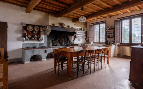 Villa Il Casalino, Florentine Hills with Pool: Mueble, Madera, Cocina, Casa, Gabinetes, Silla, Mostrador, Estufa, Cocina Y Comedor Mesa, Manchas De Madera