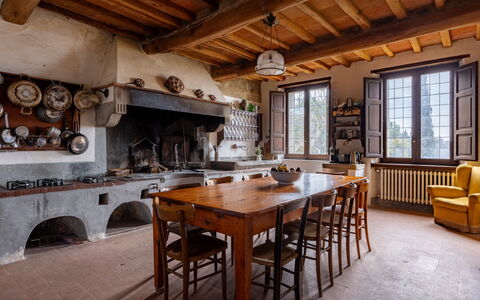 Villa Il Casalino, Florentine Hills with Pool: Mueble, Madera, Cocina, Mesa, Piso, Casa, Silla, Cocina Y Comedor Mesa, Estufa, Mostrador