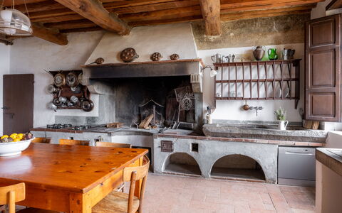 Villa Il Casalino, Florentine Hills with Pool: Cocina, Estufa De Cocina, Estufa, Mostrador, Loseta, Aparato De Cocina, Estufa De Gas, Gabinetes, Electrodoméstico, Diseño