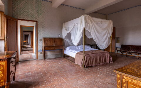 Villa Il Casalino, Florentine Hills with Pool: Piso, Suelo, Diseño De Interiores, Mueble, Techo, Encendiendo, Habitación, Habitación, Cama, Marco De La Cama