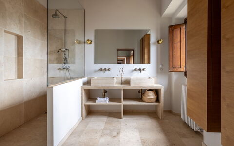 Villa Il Casalino, Florentine Hills with Pool: Piso, Pared, Suelo, Arreglo De Tubería, Diseño De Interiores, Lavabo Del Baño, Baño, Mueble De Baño, Grifo, Lavabo