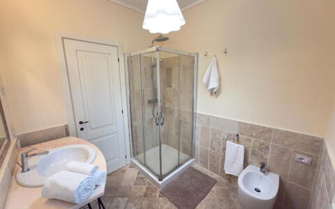 Villa Montepulciano Vineyard: Piso, Diseño De Interiores, Suelo, Arreglo De Tubería, Techo, Habitación, Baño, Plomería, Lavabo Del Baño, Lavabo