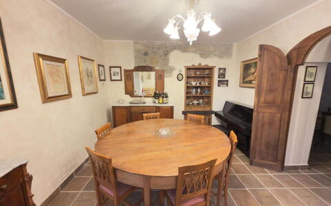 Villa Montepulciano Vineyard: Mueble, Piso, Diseño De Interiores, Suelo, Madera, Mesa, Silla, Comedor, Cocina Y Comedor Mesa, Habitación