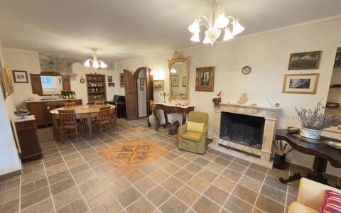 Villa Montepulciano Vineyard: Mueble, Piso, Diseño De Interiores, Suelo, Madera, Techo, Habitación, Encendiendo, Mesa, Sala